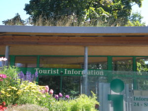 Tourist Information Centre in Reutte with green roof